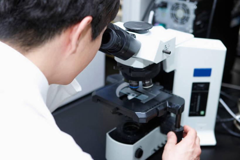 东方人,一个人,科学家,站,横图,俯视,室内,白天,仪器,桌面,桌子,亚洲,仅一个男性,仅一个人,仅一个中年男性,握,服装,检查,反射,分析,科学,显微镜,实验室,研究室,黄种人,衣服,白色,观察,站着,清晰,探索,握着,服饰,放大,观看,仔细,透镜,凸透镜,聚焦,衣着,科研人员,白大褂,穿着,关注,研究者,工作台,试验室,实验服,科学研究者,光学,清楚,衣饰,男人,男性,中年男性,亚洲人,科学工作者,站立,半身,彩图,高角度拍摄,实验衣,实验台,实验桌