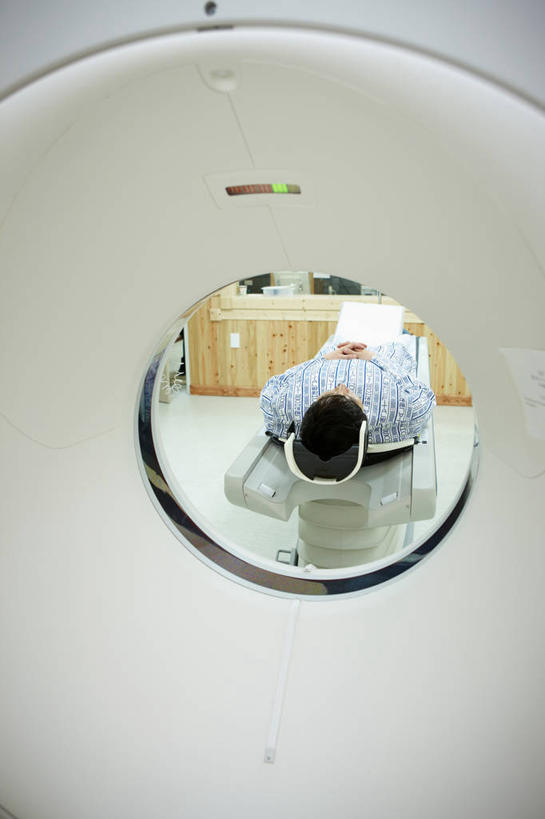 东方人,一个人,病人,医院,躺,竖图,俯视,室内,白天,机器,床,亚洲,仅一个男性,仅一个人,医学,床单,黄种人,设备,被子,病床,扫描仪,仅一个老年男性,医疗,医疗设备,被单,病服,病患,医疗器械,核磁共振,医疗工具,核磁共振成像,医疗机构,病号服,核磁共振扫描仪,磁共振成像,核磁共振技术,检测工具,卧着,老年男性,男人,男性,亚洲人,患者,就医者,躺着,卧,彩图,高角度拍摄,全身,病院,诊所,病患服,护理床,医疗床,病人服,病员服