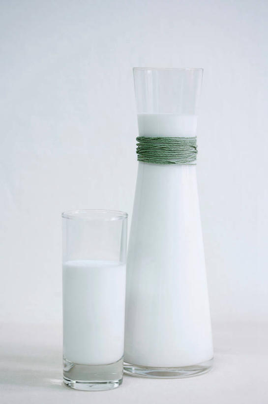 牛奶,无人,竖图,室内,特写,白天,白色背景,正面,杯子,饮品,营养,玻璃制品,饮料,白色,玻璃瓶,瓶子,水杯,摄影,影棚,乳制品,奶,牛乳,安神,玻璃杯,彩图,影棚拍摄,拍摄