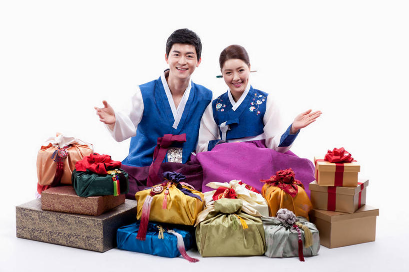 东方人,两个人,家庭,夫妻,蹲,笑,微笑,露齿笑,横图,室内,白天,白色背景,正面,民族服装,爱情,礼盒,礼物,亚洲,许多,阴影,反射,丝绸,丝带,影子,纸盒,缎带,很多,浪漫,注视,黄种人,绸带,盒子,包装盒,蝴蝶结,礼品盒,观察,看,温暖,温馨,一家人,恩爱,恋人,摄影,服饰,礼品,影棚,观看,和睦,察看,关注,朝鲜服,男人,男性,年轻男性,年轻女性,女人,女性,亚洲人,年轻人,夫妇,情侣,蹲着,彩图,全身,影棚拍摄,传统服装,民俗服,拍摄,伴侣,韩服,融洽