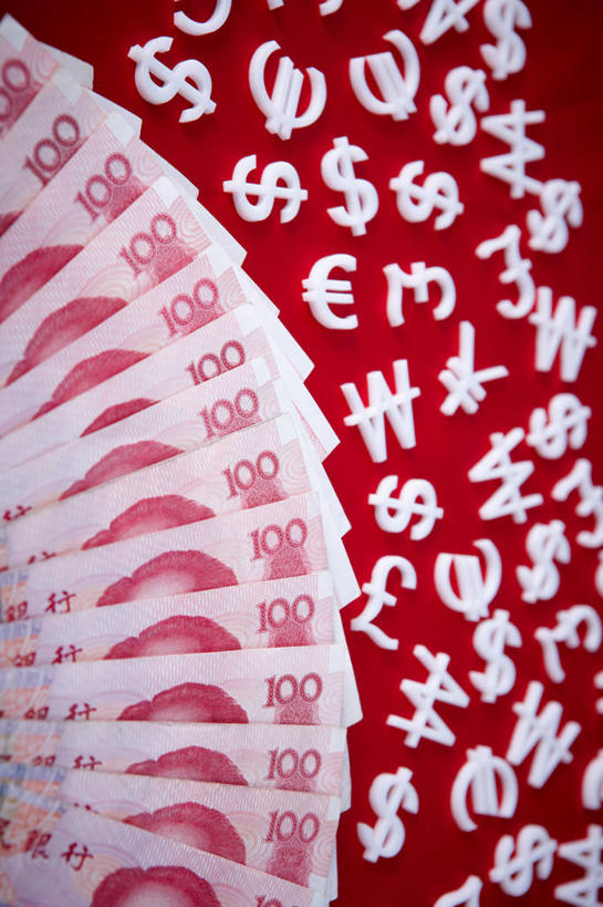 无人,竖图,俯视,室内,特写,白天,钱,人民币,静物,一排,许多,阴影,红色背景,整齐,反射,标志,钱币,数字,文字,影子,字符,很多,标识,排列,红色,白色,汉字,钞票,金融,纸币,摄影,阿拉伯数字,影棚,经济,队列,中文,流通,纸钞,贸易,国文,华文,货币,美元符号,现金,彩图,高角度拍摄,影棚拍摄,拍摄,欧元符号,英镑符号,韩币符号,人民币符号