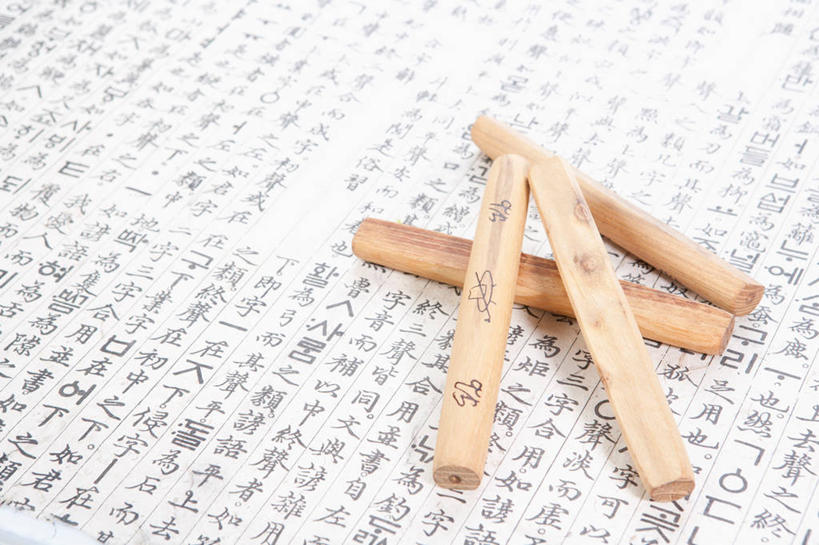 无人,横图,俯视,室内,特写,白天,游戏,静物,玩具,阴影,反射,木制,标志,文字,影子,字符,字母,四根,玩,娱乐,标识,木制品,休闲,益智,摄影,影棚,活动,发泄,消遣,智力,宣泄,韩语,玩耍,嬉戏,彩图,高角度拍摄,影棚拍摄,拍摄,朝鲜语,韩国语