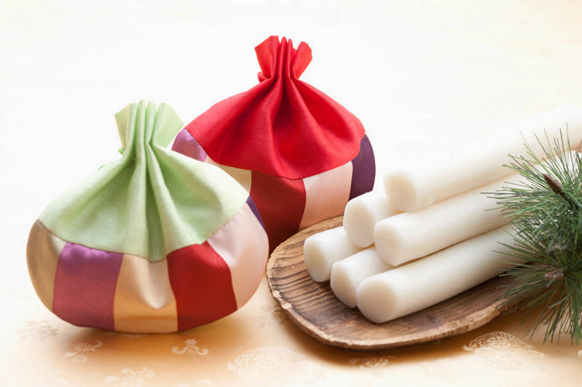 点心,无人,横图,俯视,室内,特写,白天,餐桌,桌子,礼盒,礼物,叶子,一排,许多,阴影,整齐,反射,影子,纸盒,食品,甜点,甜品,绿叶,枝条,很多,小吃,盒子,树枝,食物,糕点,排列,包装盒,礼品盒,甜食,嫩叶,摄影,礼品,影棚,餐台,堆,队列,米糕,虬枝,枝杈,叶,叶片,彩图,高角度拍摄,影棚拍摄,拍摄