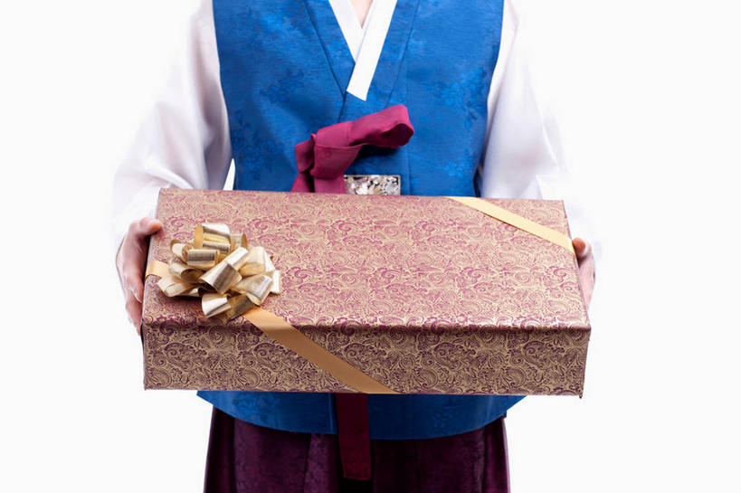 东方人,手,一个人,站,横图,室内,特写,白天,白色背景,正面,民族服装,礼盒,礼物,亚洲,双手,仅一个男性,仅一个人,握,丝绸,丝带,纸盒,缎带,拿,拿着,黄种人,绸带,盒子,仅一个年轻男性,一个,蓝色,包装盒,蝴蝶结,礼品盒,站着,手部,握着,摄影,服饰,礼品,影棚,单个,朝鲜服,男人,男性,年轻男性,亚洲人,站立,半身,彩图,影棚拍摄,传统服装,民俗服,拍摄,韩服