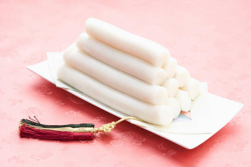 点心,无人,横图,俯视,室内,特写,白天,餐桌,桌子,餐具,一排,许多,阴影,红色背景,整齐,装饰,反射,碟子,盘,影子,食品,甜点,甜品,很多,小吃,装饰品,食物,糕点,排列,一个,白色,盘子,装饰物,碟,甜食,摄影,影棚,单个,餐台,堆,华丽,修饰,点缀,队列,饰物,米糕,衬托,美观,雅致,雅观,彩图,高角度拍摄,影棚拍摄,拍摄