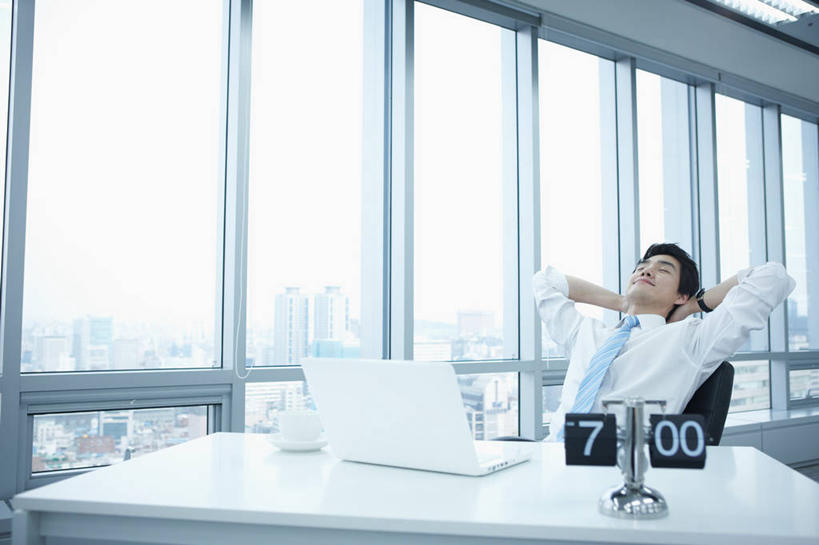 东方人,一个人,商务人士,商务男性,办公室,公园,坐,闭眼,睡,横图,室内,白天,正面,衬衫,窗户,家具,桌子,杯子,椅子,新西兰,亚洲,仅一个男性,仅一个人,抱头,套装,时间,标志,瓷器,时钟,数字,文字,字符,办公桌,咖啡杯,领带,陶瓷制品,指针,计时,黄种人,标识,玻璃窗,仅一个年轻男性,会议椅,钟表,表,时针,阿拉伯数字,座钟,一台,办公椅,双手抱头,分针,国家公园,象征,庄重,瓷杯,大洋洲,商务装,身份,工薪阶层,办公家具,正式,地位,商务椅,培训椅,纽西兰,捧首,捧头,长白云之乡,峡湾国家公园,新西兰南岛,男人,男性,年轻男性,亚洲人,白领,上班族,钟,闭眼睛,闭着眼,闭着眼睛,困,困觉,寝息,睡觉,坐着,半身,彩图,衬衣,蒂阿瑙湖