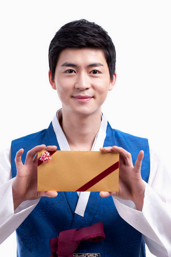 东方人,一个人,站,笑,微笑,竖图,室内,白天,白色背景,正面,民族服装,礼盒,礼物,亚洲,仅一个男性,仅一个人,握,丝绸,丝带,纸盒,缎带,拿,拿着,注视,黄种人,绸带,盒子,仅一个年轻男性,蓝色,包装盒,蝴蝶结,礼品盒,观察,看,站着,握着,摄影,服饰,礼品,影棚,观看,察看,关注,朝鲜服,男人,男性,年轻男性,亚洲人,站立,半身,彩图,影棚拍摄,传统服装,民俗服,拍摄,韩服