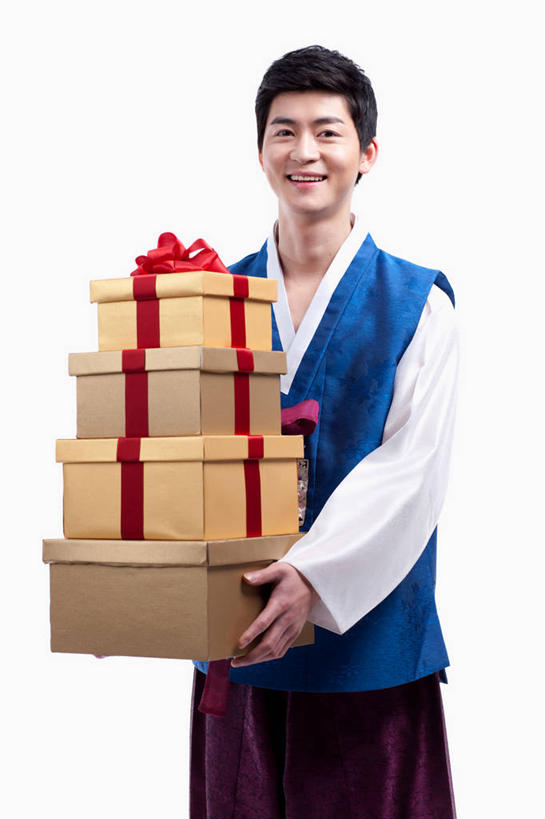 东方人,一个人,站,捧,笑,微笑,露齿笑,竖图,室内,白天,白色背景,正面,民族服装,礼盒,礼物,亚洲,仅一个男性,仅一个人,一堆,阴影,堆叠,堆积,反射,丝绸,丝带,影子,纸盒,缎带,注视,黄种人,绸带,盒子,仅一个年轻男性,包装盒,礼品盒,观察,看,站着,四个,摄影,服饰,礼品,影棚,观看,堆,察看,关注,朝鲜服,男人,男性,年轻男性,亚洲人,端,端着,捧着,手捧,站立,半身,彩图,影棚拍摄,传统服装,民俗服,拍摄,韩服