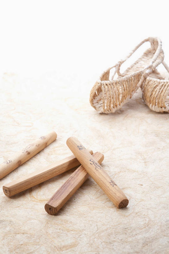 无人,竖图,俯视,室内,特写,白天,静物,鞋子,一双,阴影,反射,棍子,图案,图形,影子,摄影,草鞋,影棚,彩图,高角度拍摄,影棚拍摄,拍摄