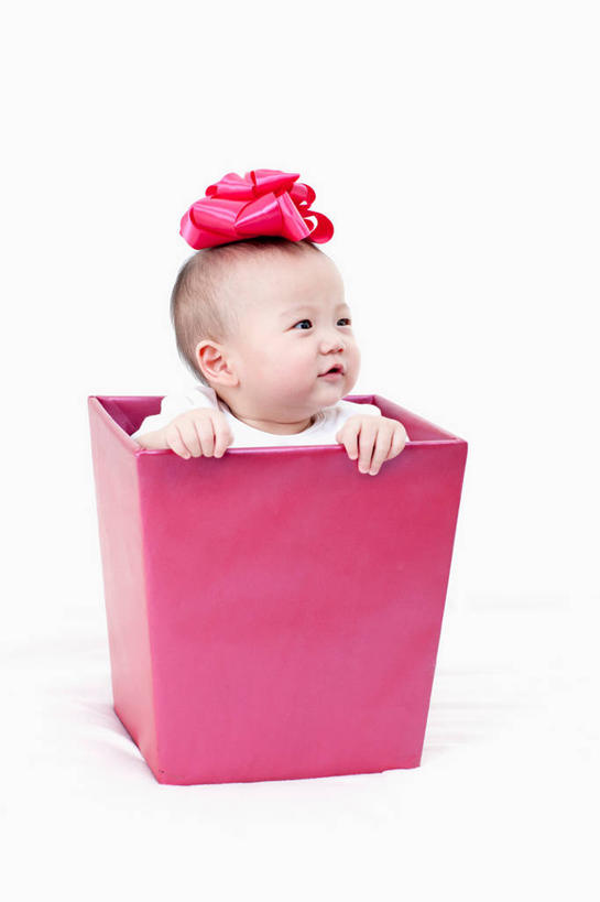 东方人,婴儿,儿童,一个人,笑,微笑,竖图,室内,白天,白色背景,正面,婴儿服装,纯洁,礼盒,礼物,亚洲,仅一个人,躲藏,阴影,反射,丝绸,丝带,影子,纸盒,缎带,注视,黄种人,绸带,盒子,一个,小孩,包装盒,礼品盒,观察,看,可爱,摄影,礼品,活泼,影棚,单个,观看,察看,隐蔽,隐藏,关注,宝宝,纯真,烂漫,无邪,潜藏,暗藏,伶俐,天真,亚洲人,孩子,彩图,全身,影棚拍摄,婴儿服,拍摄