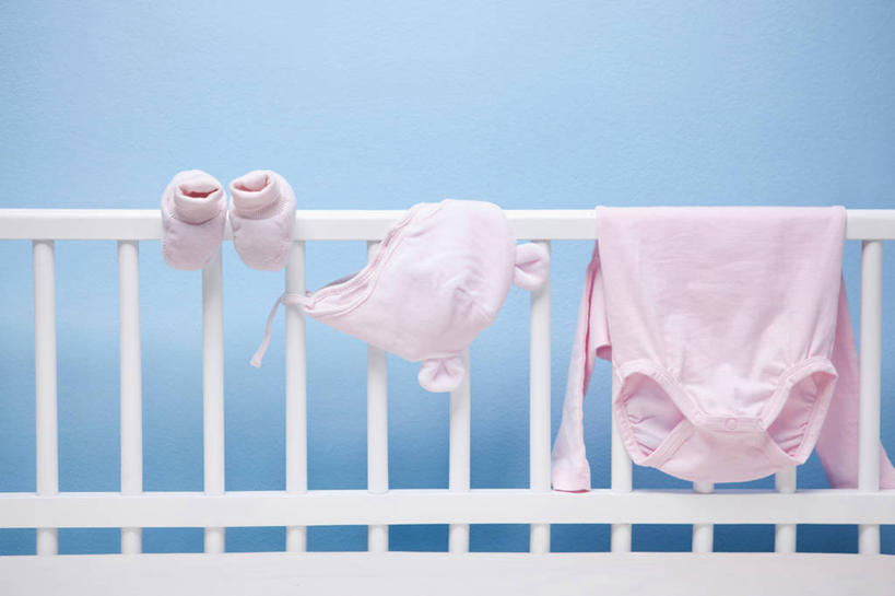 栏杆,横图,室内,白天,正面,婴儿服装,安全,床,静物,鞋子,阴影,蓝色背景,反射,影子,围栏,护栏,舒服,摄影,单人床,影棚,婴儿用品,婴儿床,保护,舒适,半身,彩图,影棚拍摄,婴儿服,拍摄