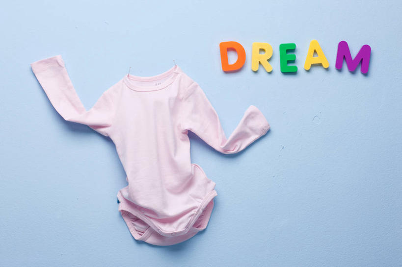 无人,横图,俯视,室内,特写,白天,婴儿服装,静物,蓝色背景,英文,标志,文字,字符,字母,标识,粉色,摄影,影棚,英文字母,彩图,高角度拍摄,影棚拍摄,婴儿服,拍摄