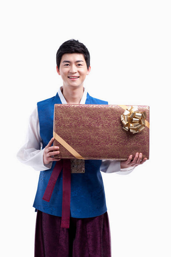东方人,一个人,站,笑,微笑,露齿笑,竖图,室内,白天,白色背景,正面,民族服装,礼盒,礼物,亚洲,仅一个男性,仅一个人,握,丝绸,丝带,纸盒,缎带,拿,拿着,注视,黄种人,绸带,盒子,仅一个年轻男性,包装盒,蝴蝶结,礼品盒,观察,看,站着,握着,摄影,服饰,礼品,影棚,观看,捆绑,察看,关注,绑缚,朝鲜服,男人,男性,年轻男性,亚洲人,站立,半身,彩图,影棚拍摄,传统服装,民俗服,拍摄,韩服