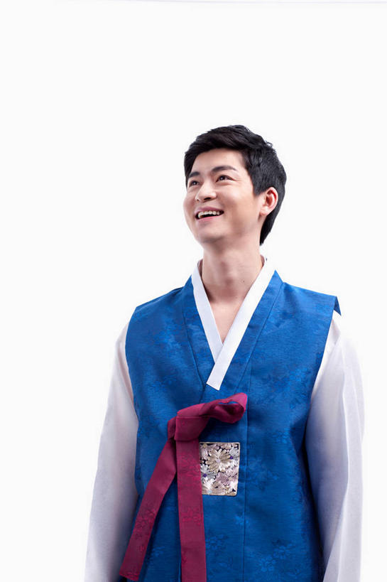 东方人,一个人,站,笑,微笑,露齿笑,竖图,室内,白天,白色背景,正面,民族服装,亚洲,仅一个男性,仅一个人,注视,黄种人,仅一个年轻男性,观察,看,站着,摄影,服饰,影棚,观看,察看,关注,朝鲜服,男人,男性,年轻男性,亚洲人,站立,半身,彩图,影棚拍摄,传统服装,民俗服,拍摄,韩服