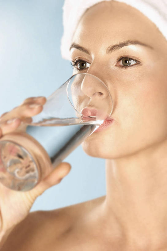 西方人,脸,头,脸颊,脖子,手,一个人,竖图,室内,特写,白天,正面,水,杯子,欧洲,欧洲人,仅一个年轻女性,仅一个女性,仅一个人,喝,握,蓝色背景,纺织物,液体,一杯,拿,拿着,注视,饮用水,裸露,肩膀,玻璃制品,一个,白色,水杯,毛巾,矿泉水,观察,看,清洁,手部,握着,摄影,影棚,单个,观看,保暖,单手,察看,关注,裸,蒸馏水,透气,防水,储水,耐磨,吸水,年轻女性,女人,女性,白种人,头部,脖,颈,颈部,脸部,脸蛋,面部,玻璃杯,半身,彩图,影棚拍摄,拍摄