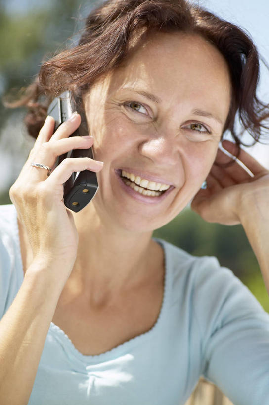 西方人,脸,头,脸颊,手,一个人,笑,摸,打电话,微笑,露齿笑,竖图,室外,特写,白天,正面,植物,电话,手机,欧洲,欧洲人,双手,仅一个女性,仅一个人,抚摸,握,阴影,服装,朦胧,模糊,光线,影子,拿,听,拿着,注视,休闲装,通讯设备,树,树木,衣服,蓝色,绿色,蓝天,天空,阳光,自然,天,观察,看,仅一个中年女性,休闲,手部,休闲服,握着,服饰,生长,晴朗,成长,观看,察看,关注,万里无云,一部,交流,女人,女性,中年女性,白种人,头部,脸部,脸蛋,面部,晴空,晴空万里,触摸,沟通,接触,通话,半身,彩图