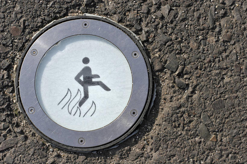 一个人,无人,横图,俯视,室内,特写,白天,道路,路,公路,静物,照明,仅一个男性,仅一个人,奔驰,圆形,图形,圆,灯光,交通,几何,灯,仅一个年轻男性,灯具,奔跑,照亮,照明设备,数学,地灯,地埋灯,男人,男性,年轻男性,马路,彩图,高角度拍摄,全身,几何图形,平面图形