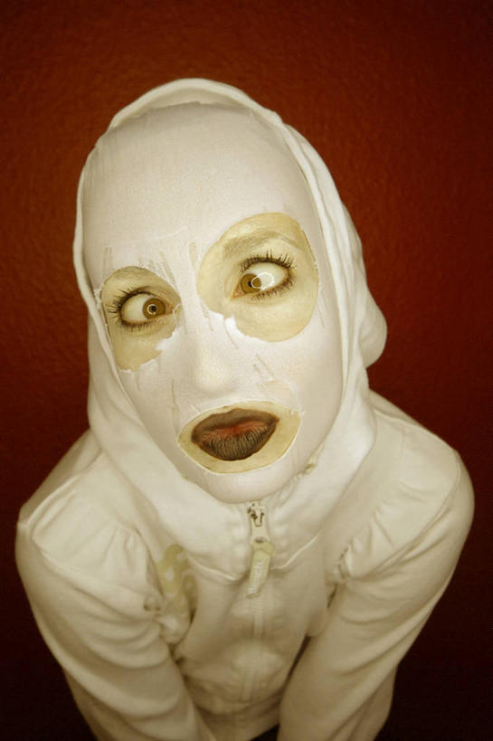 西方人,脸,头,眼睛,脸颊,脖子,一个人,站,竖图,室内,特写,白天,正面,帽子,欧洲,欧洲人,瞳孔,仅一个男性,仅一个人,阴影,红色背景,服装,反射,影子,注视,休闲装,肩膀,仅一个年轻男性,衣服,白色,观察,看,站着,休闲,休闲服,眼部,摄影,服饰,影棚,观看,斗鸡眼,犯罪,察看,犯法,关注,对眼,内斜,巴拉克拉法帽,男人,男性,年轻男性,白种人,头部,脖,颈,颈部,脸部,脸蛋,面部,眼,站立,半身,彩图,影棚拍摄,拍摄