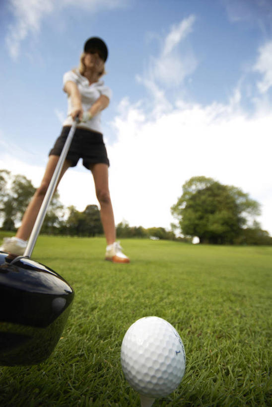 西方人,一个人,站,竖图,室外,白天,仰视,运动服,锻炼,旅游,度假,运动,草地,草坪,美景,植物,帽子,欧洲,欧洲人,仅一个年轻女性,仅一个女性,仅一个人,握,阴影,服装,光线,高尔夫,高尔夫球,影子,景观,云,云朵,球场,拿,云彩,拿着,注视,娱乐,运动帽,高尔夫球场,草,树,树木,衣服,蓝色,绿色,白云,蓝天,天空,阳光,自然,天,低头,观察,看,站着,享受,休闲,鸭舌帽,景色,放松,握着,服饰,生长,晴朗,成长,观看,察看,高尔夫球杆,衣着,穿着,关注,自然风光,室外运动,绿茵场,户外运动,高尔夫运动,高尔夫球具,垂头,衣饰,高尔夫球运动,年轻女性,女人,女性,白种人,晴空,站立,彩图,低角度拍摄,全身,健身,运动装