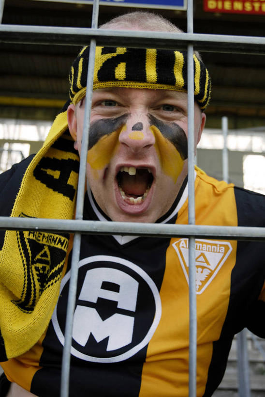 西方人,脸,头,脸颊,脖子,一个人,运动员,足球场,竖图,室内,特写,白天,正面,运动服,锻炼,旅游,度假,运动,草地,草坪,植物,欧洲,欧洲人,仅一个男性,仅一个人,仅一个中年男性,服装,英文,标志,束发带,文字,字符,字母,球网,足球运动员,大喊,注视,娱乐,标识,肩膀,草,衣服,绿色,观察,看,张嘴,享受,休闲,放松,服饰,观看,英文字母,大叫,察看,衣着,穿着,关注,室外运动,绿茵场,户外运动,张大嘴巴,大呼,衣饰,男人,男性,中年男性,白种人,头部,脖,颈,颈部,脸部,脸蛋,面部,张开嘴,体育运动员,运动选手,半身,彩图,健身,足球比赛场地,运动装