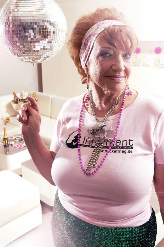 西方人,一个人,站,笑,微笑,竖图,室内,夜晚,正面,聚会,奢侈,夜生活,项链,照明,欧洲,欧洲人,仅一个女性,仅一个人,服装,束发带,灯光,注视,休闲装,娱乐,灯,装饰品,衣服,饰品,首饰,灯具,观察,看,站着,仅一个中年女性,休闲,休闲服,放松,服饰,观看,夜店,照亮,察看,照明设备,关注,夜总会,女人,女性,中年女性,白种人,站立,半身,彩图,舞台照明,舞台灯光,舞台灯,LED舞台灯