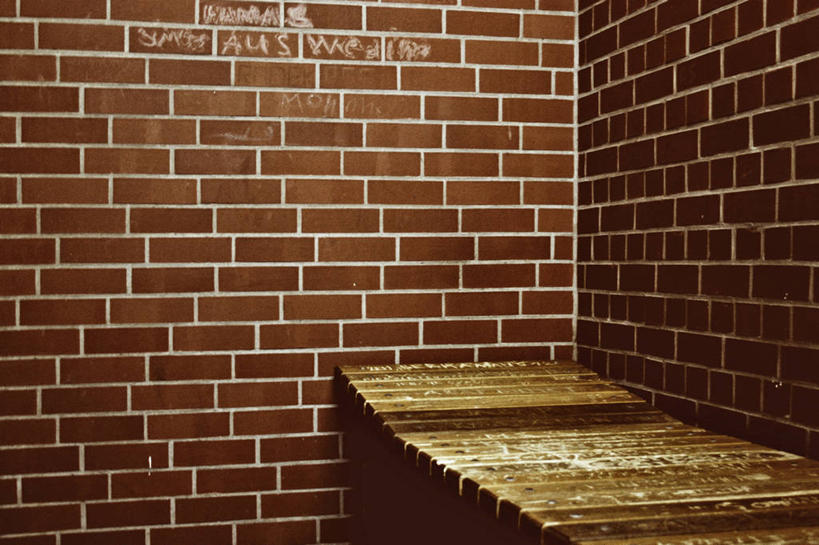 无人,横图,室内,白天,正面,建材,床,建筑,一排,许多,整齐,木制,材料,砖,砖块,墙,很多,墙壁,墙面,排列,红色,木制品,砖头,监狱,建造,单人床,监禁,束缚,队列,关押,监牢,牢狱,监管,禁闭,看守,石料,彩图,砌墙砖