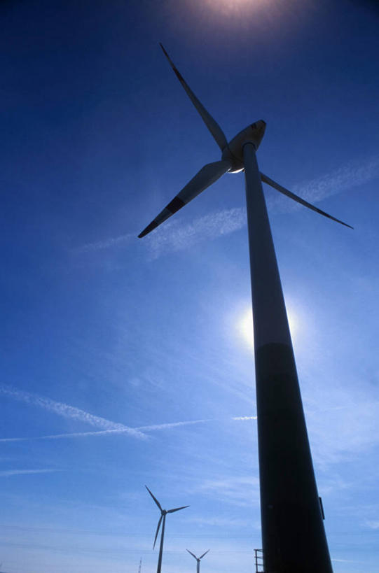 无人,竖图,室外,白天,仰视,农业,风能,风力发电机,风车,阴影,环保,电力,光线,影子,云,云朵,云彩,设备,蓝色,白云,蓝天,天空,阳光,天,发电,机械,工业,能源,晴朗,资源,风力机,利用,低碳,风力发电,风力涡轮机,晴空,彩图,低角度拍摄