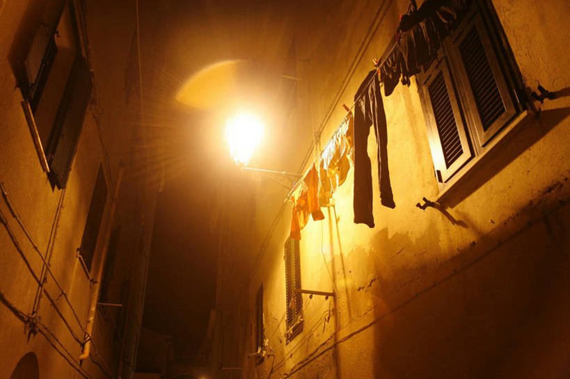 无人,家,横图,室外,夜晚,仰视,窗户,照明,意大利,欧洲,阴影,光线,壁灯,影子,房屋,墙,屋子,灯光,楼房,玻璃窗,墙壁,墙面,住宅,灯,灯具,照亮,照明设备,南欧,意大利共和国,撒丁岛,阿尔盖罗,彩图,低角度拍摄,房子