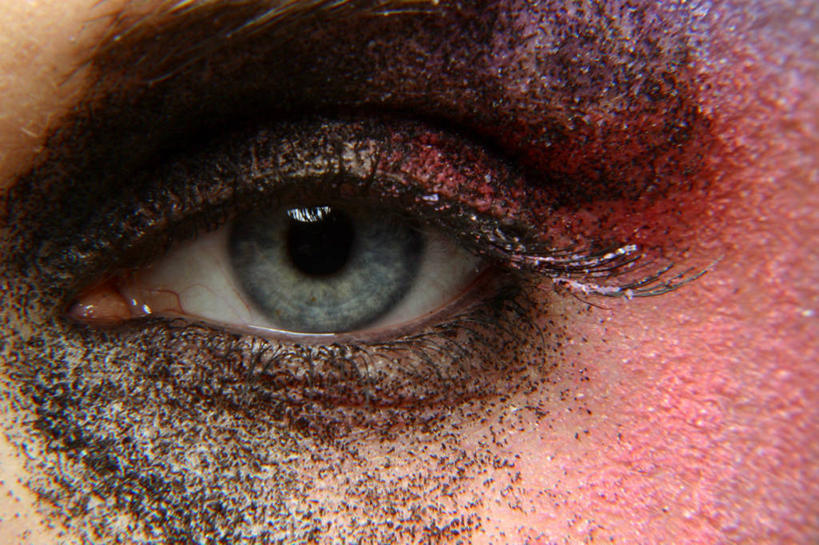 西方人,眼睛,眉毛,睫毛,一个人,横图,室内,特写,白天,正面,欧洲,欧洲人,瞳孔,仅一个男性,仅一个人,注视,仅一个年轻男性,红色,观察,看,血液,眼部,观看,察看,关注,男人,男性,年轻男性,白种人,睫,眉,眼,眼睫毛,眼眉,半身,彩图,淤青,眼眉毛