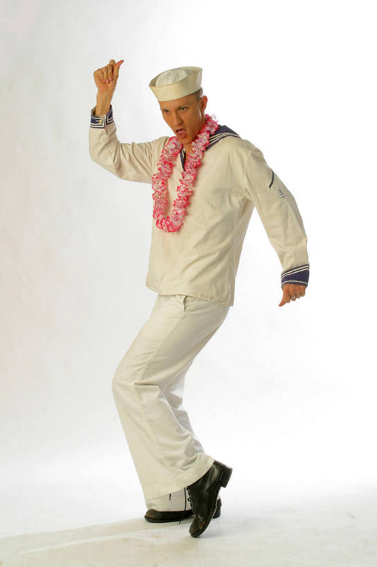 西方人,一个人,水手,站,举,竖图,室内,白天,白色背景,侧面,制服,跳舞,帽子,欧洲,欧洲人,仅一个男性,仅一个人,装饰,盛开,花环,花蕾,扭头,注视,花,花瓣,花朵,鲜花,仅一个年轻男性,衣服,花苞,花蕊,观察,看,托,站着,转头,摄影,军帽,影棚,观看,华丽,修饰,点缀,察看,军装,关注,军服,舞姿,水手服,衬托,美观,雅致,雅观,男人,男性,年轻男性,白种人,船员,海员,水兵,举起,举手,举着,向上举,向上伸,向上托,站立,彩图,全身,影棚拍摄,拍摄,舞蹈,水兵帽,海员服,甲板服