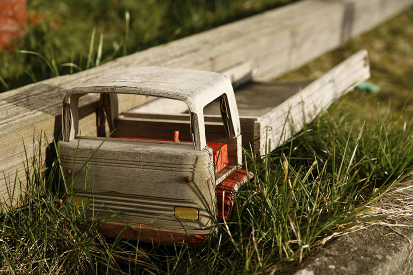 无人,横图,室外,特写,白天,正面,游戏,草地,植物,玩具,阴影,光线,木制,影子,玩,娱乐,车,草,绿色,阳光,木制品,交通工具,休闲,益智,活动,发泄,消遣,智力,载具,宣泄,玩具车,玩耍,嬉戏,彩图