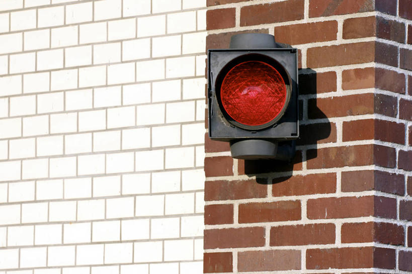 无人,家,横图,室外,特写,白天,正面,建材,建筑,静物,照明,一排,许多,整齐,并列,并排,材料,砖,砖块,房屋,墙,屋子,灯光,很多,警告,楼房,墙壁,墙面,住宅,灯,排列,红色,白色,灯具,砖头,警示,建造,照亮,提醒,照明设备,队列,提示,平行,石料,彩图,房子,砌墙砖,警示灯