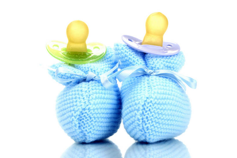 无人,横图,室内,特写,白天,白色背景,正面,静物,鞋子,一双,阴影,反射,影子,两个,婴儿鞋,摄影,影棚,奶嘴,婴儿用品,安抚,休闲鞋,抚慰,安抚奶嘴,彩图,影棚拍摄,拍摄