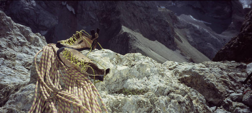 无人,横图,俯视,室外,白天,运动鞋,旅游,度假,石头,美景,山,山脉,鞋子,一双,阴影,光线,石子,影子,景观,山顶,山峰,山峦,娱乐,阳光,自然,绳子,群山,享受,休闲,景色,放松,休闲鞋,绳索,自然风光,登山鞋,颠峰,极峰,石块,彩图,高角度拍摄,登山绳,首绳,提升钢丝绳,提升绳,主绳