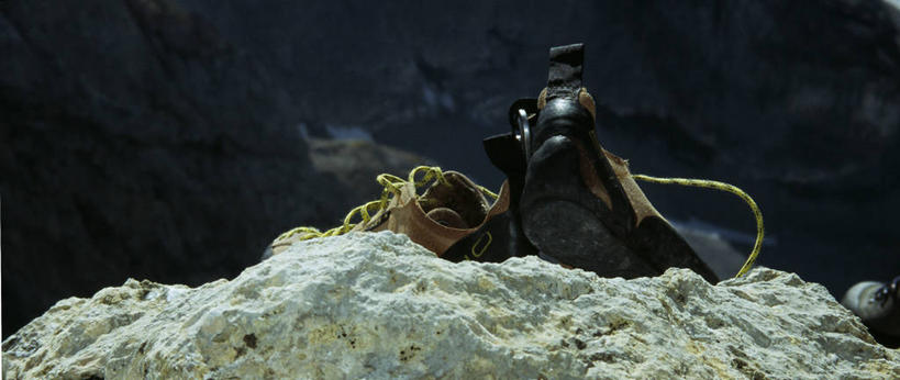 无人,横图,室外,白天,正面,运动鞋,旅游,度假,石头,美景,山,山脉,鞋子,一双,阴影,光线,石子,影子,景观,山顶,山峰,山峦,娱乐,阳光,自然,群山,享受,休闲,景色,放松,休闲鞋,自然风光,登山鞋,颠峰,极峰,石块,彩图