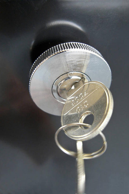 无人,竖图,室内,特写,白天,正面,安全,静物,阴影,反射,影子,防护,钥匙,锁,箱子,保险箱,保护,开启,封闭,保险,私密,保全,周全,安稳,安定,防盗,平安,彩图