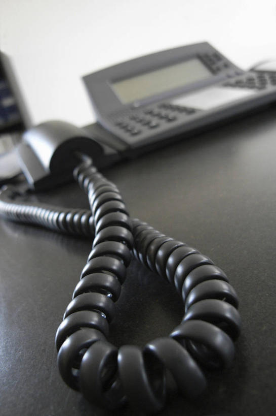 无人,打电话,竖图,室内,特写,白天,正面,桌子,静物,电话,阴影,反射,影子,通讯设备,书桌,话筒,课桌,电话线,摄影,影棚,固定电话,交流,电话机,沟通,通话,彩图,影棚拍摄,拍摄