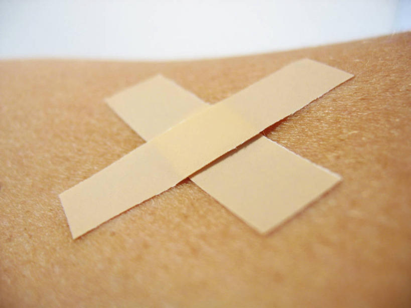 西方人,一个人,横图,室内,特写,白天,正面,欧洲,欧洲人,仅一个男性,仅一个人,十字架,仅一个年轻男性,医疗用品,治疗,皮肤,医疗,医疗设备,胶布,止血,男人,男性,年轻男性,白种人,绷带,创可贴,半身,彩图