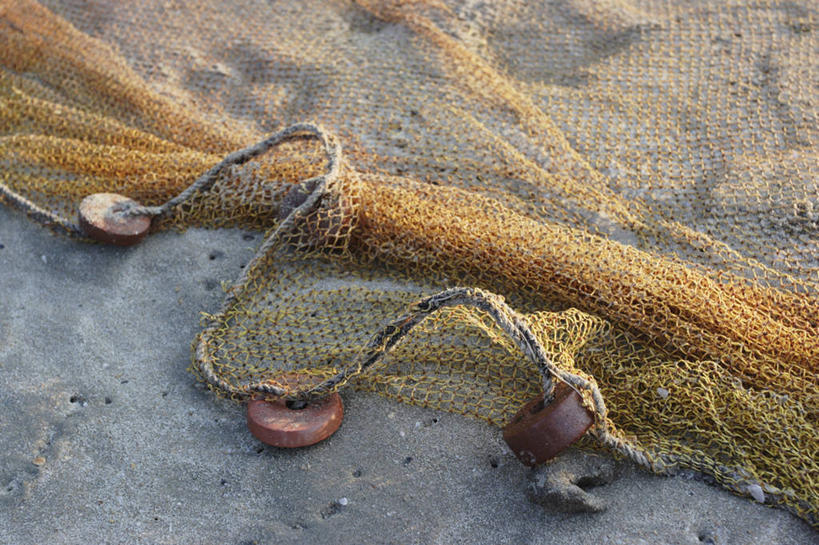 无人,横图,俯视,室外,特写,白天,沙滩,阴影,光线,标志,沙子,影子,海岸,沙地,标识,阳光,浮标,渔网,渔具,抓捕,捕捞,鱼网,拉网,捕捞工具,航标,海滩,彩图,高角度拍摄,航行标志,助航标志