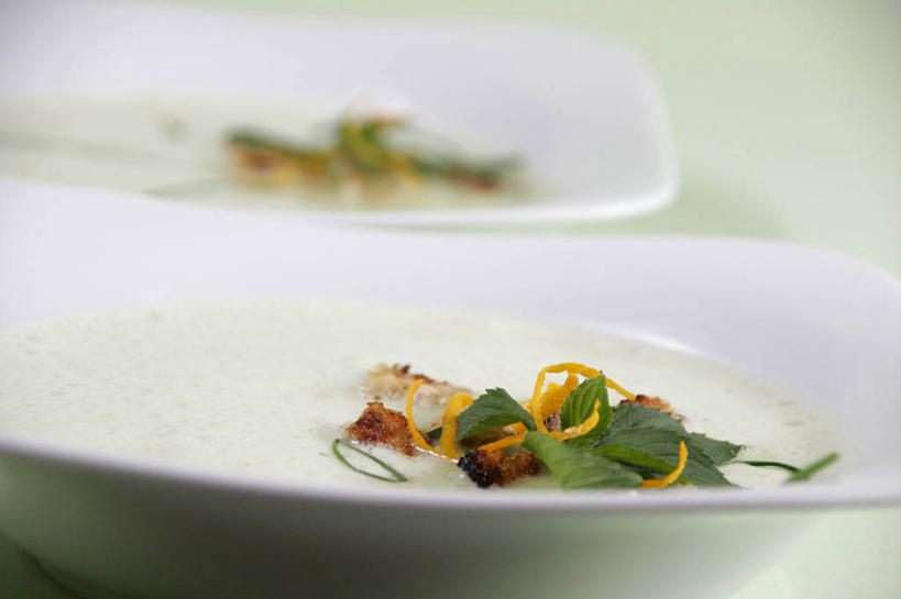 无人,横图,室内,特写,白天,正面,烹饪,西餐,餐桌,桌子,蔬菜,餐具,叶子,阴影,新鲜,反射,碟子,盘,影子,汤,料理,食品,绿叶,菜肴,美食,食物,两个,盘子,碟,嫩叶,西式,佳肴,有机食品,绿色食品,餐台,熊葱,奶油汤,林地蒜,野蒜菜,羹汤,叶,叶片,彩图