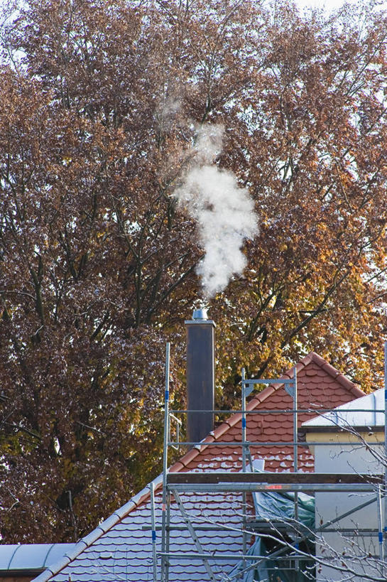 无人,家,竖图,室外,白天,正面,烟囱,阴影,光线,影子,支架,房屋,屋子,楼房,架子,脚手架,住宅,施工,阳光,支撑,污染,固定,危害,有害,环境污染,彩图,房子,大气污染,稳固