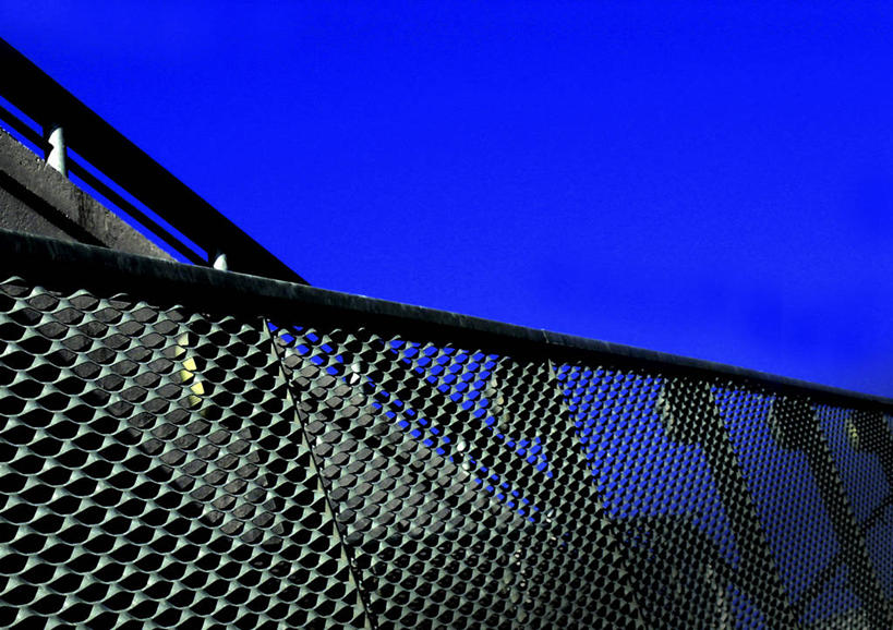 无人,栏杆,横图,室外,夜晚,正面,阴影,光线,影子,栅栏,篱笆,围栏,灯光,铁丝网,护栏,蓝色,蓝天,天空,天,晴朗,万里无云,铁蒺藜,晴空,晴空万里,彩图