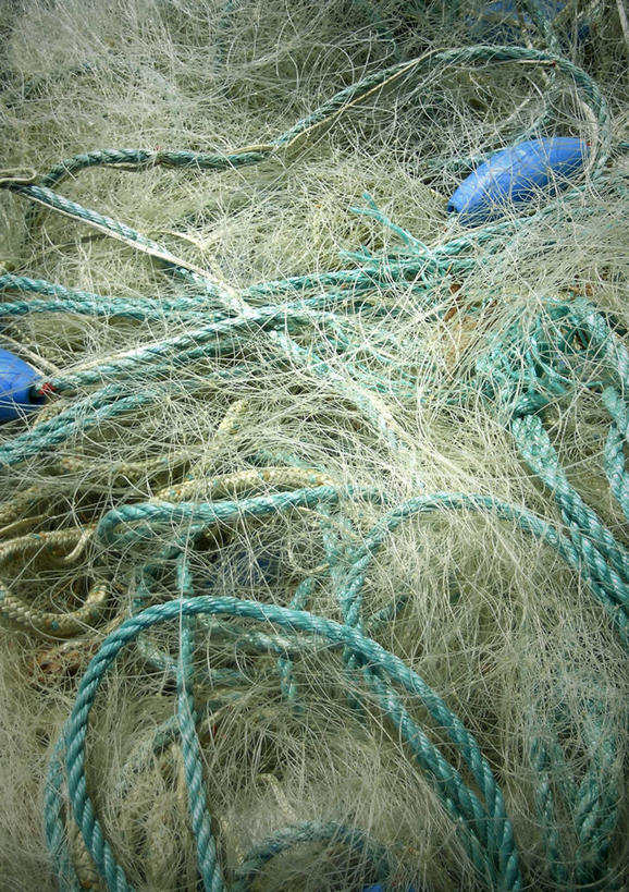 无人,竖图,俯视,室外,特写,白天,静物,标志,凌乱,标识,浮标,渔网,渔具,混乱,抓捕,捕捞,鱼网,拉网,捕捞工具,航标,纷乱,缭乱,庞杂,彩图,高角度拍摄,航行标志,助航标志