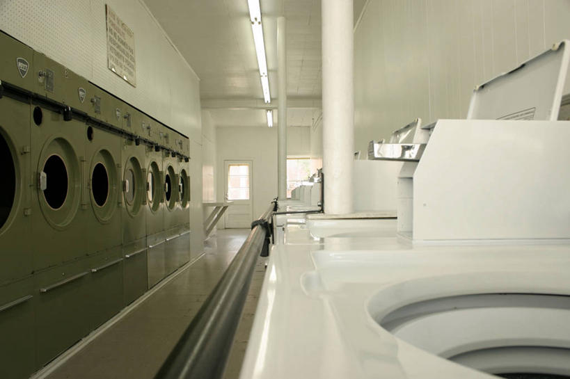 无人,横图,室内,白天,正面,照明,一排,许多,阴影,整齐,并列,并排,光线,电器,影子,灯光,很多,顶灯,灯,排列,灯具,洗衣机,照亮,家电,家用电器,照明设备,滚筒洗衣机,队列,平行,清洗,洗涤,彩图