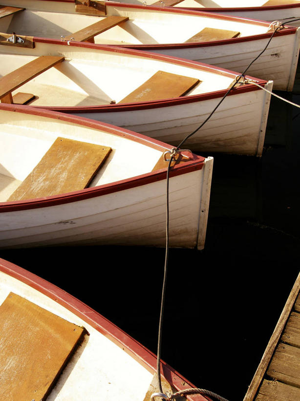 无人,码头,竖图,俯视,室外,白天,港口,船,一排,阴影,整齐,光线,影子,柱子,木船,排列,阳光,交通工具,舟,队列,载具,缆绳,系船柱,缆绳桩,缆绳柱,系缆桩,彩图,高角度拍摄,摆渡口,埠头,渡口,渡头,港湾,海港,货运码头,口岸,商港