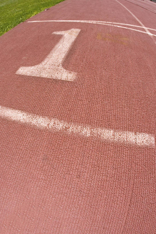 无人,体育馆,运动场,竖图,俯视,室外,特写,白天,草地,草坪,植物,标志,数字,文字,字符,跑道,标识,体育场,草,绿色,阿拉伯数字,田径场,塑胶跑道,运动馆,彩图,高角度拍摄,全天候田径运动跑道