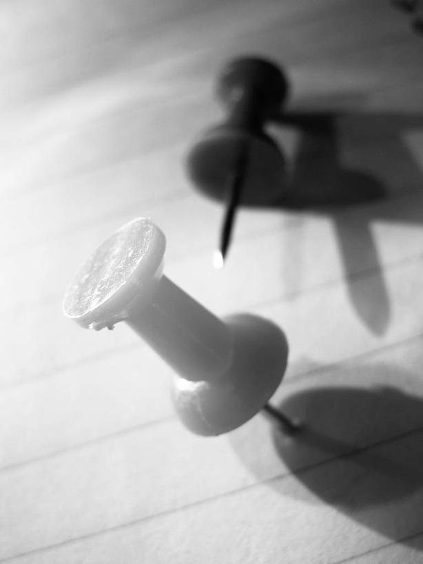 无人,竖图,俯视,黑白,室内,特写,白天,生活用品,桌面,桌子,静物,阴影,朦胧,模糊,反射,木制,影子,木桌,办公用品,文具,两个,木制品,学习用品,日用品,图钉,文具用品,高角度拍摄,木桌子