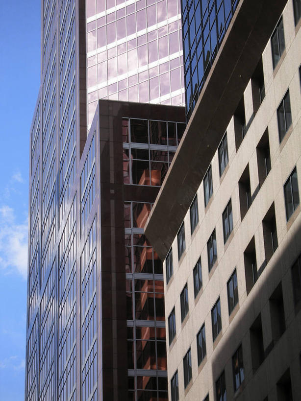 无人,高楼大厦,竖图,室外,白天,仰视,度假,美景,窗户,城市风光,城市,大厦,建筑,摩天大楼,加拿大,阴影,光线,影子,墙,景观,娱乐,建设,玻璃窗,墙壁,墙面,蓝色,蓝天,天空,阳光,天,享受,休闲,景色,放松,晴朗,北美,北美洲,美洲,万里无云,北亚美利加洲,亚美利加洲,魁北克省,蒙特利尔,蒙特利尔市,蒙特娄,圣人之城,晴空,晴空万里,彩图,低角度拍摄,大楼,高层建筑,高楼,摩天楼,古壁省,魁省