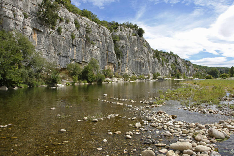 无人,横图,室外,白天,正面,旅游,度假,河流,石头,美景,森林,山,山脉,树林,水,植物,法国,欧洲,阴影,波纹,光线,石子,影子,河水,景观,山峰,水流,悬崖,云,云朵,涟漪,山峦,云彩,娱乐,树,树木,蓝色,绿色,白云,倒影,蓝天,水纹,天空,小溪,阳光,自然,波浪,群山,天,溪水,享受,休闲,景色,放松,生长,晴朗,成长,倒映,西欧,法兰西,自然风光,法兰西共和国,水晕,法兰西第五共和国,绝壁,反照,阿尔代什,阿尔代什省,石块,岩石,晴空,彩图,罗讷.阿尔卑斯,罗讷.阿尔卑斯大区