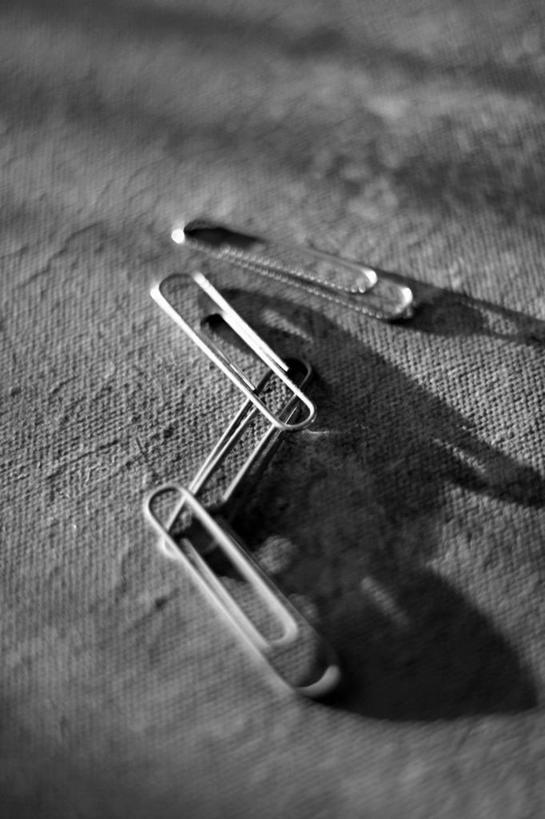 无人,竖图,俯视,室内,特写,白天,静物,金属制品,阴影,反射,金属,影子,办公用品,回形针,学习用品,四个,文具用品,曲别针,彩图,高角度拍摄